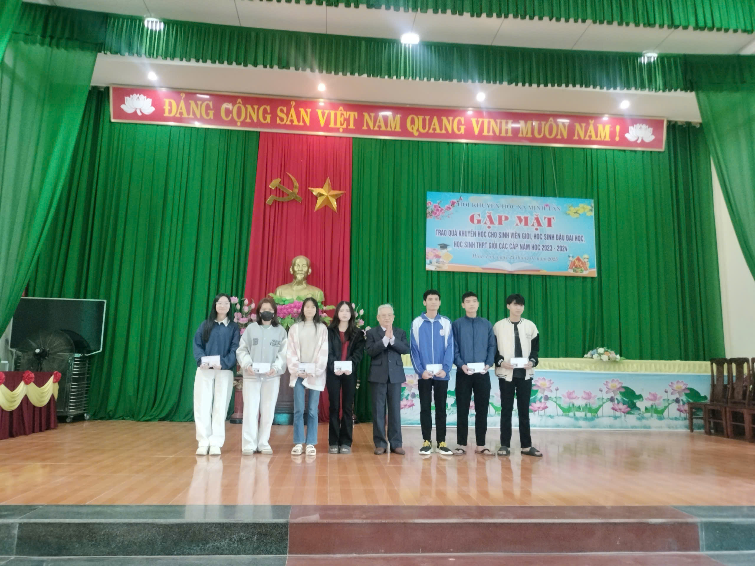Anh-tin-bai